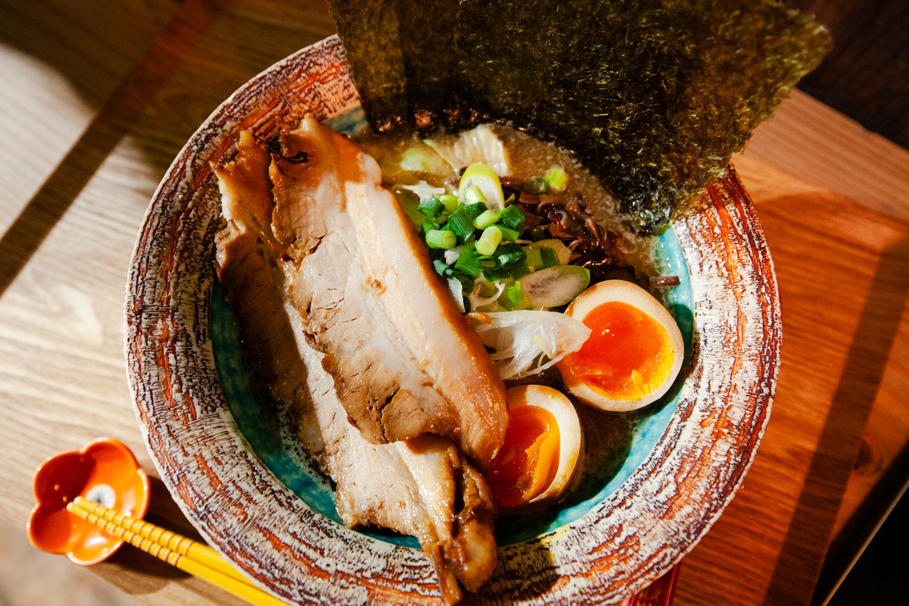 【沖縄麺道・探究記】久茂地の夜風と、黄金の「〆(シメ)」