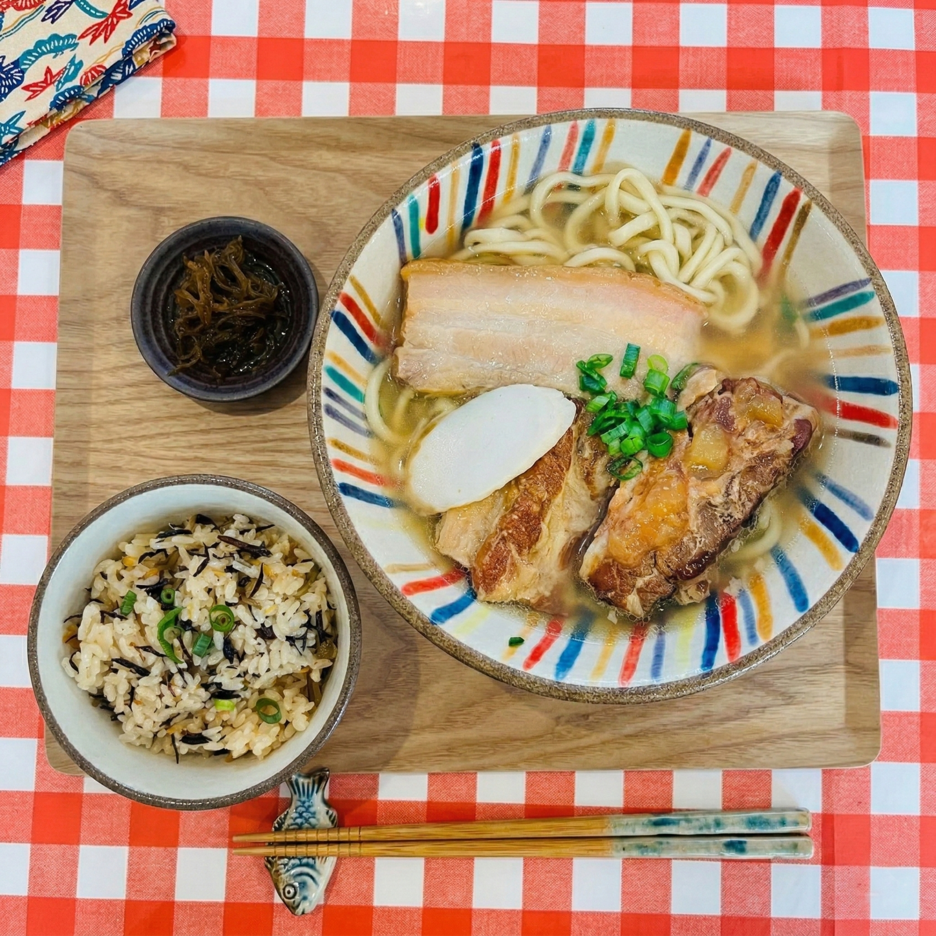 【魂の食レポ】南風原の聖域で喰らう！「タイラ製麺所」のミックスそばと肉汁じゅーしーの波状攻撃