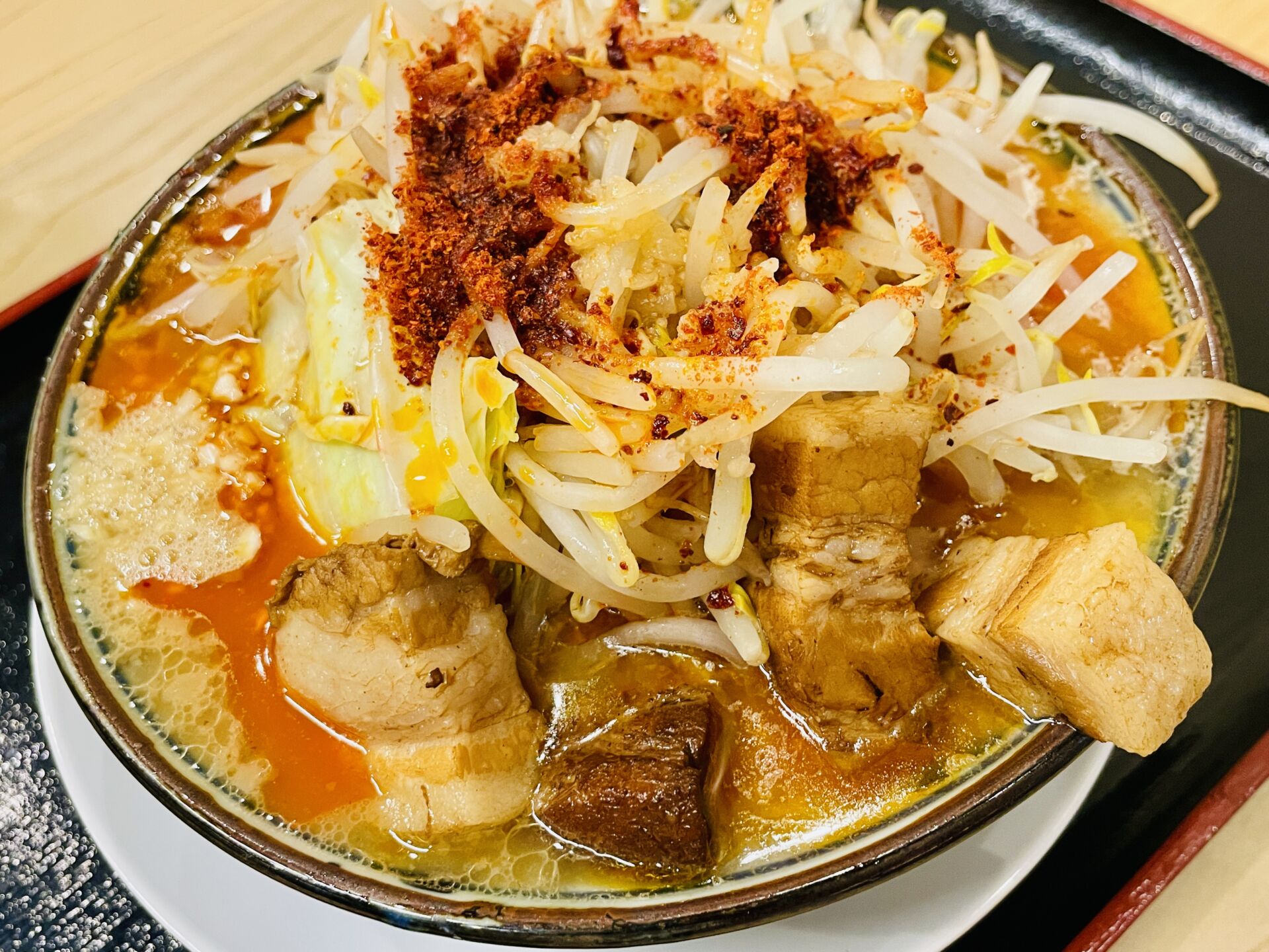 【漢の闘技場】糸満「三竹寿」に潜む暴力的な旨さ！紅蓮の『辛三郎ラーメン』と極厚三枚肉が、48歳の胃袋を限界突破させる！
