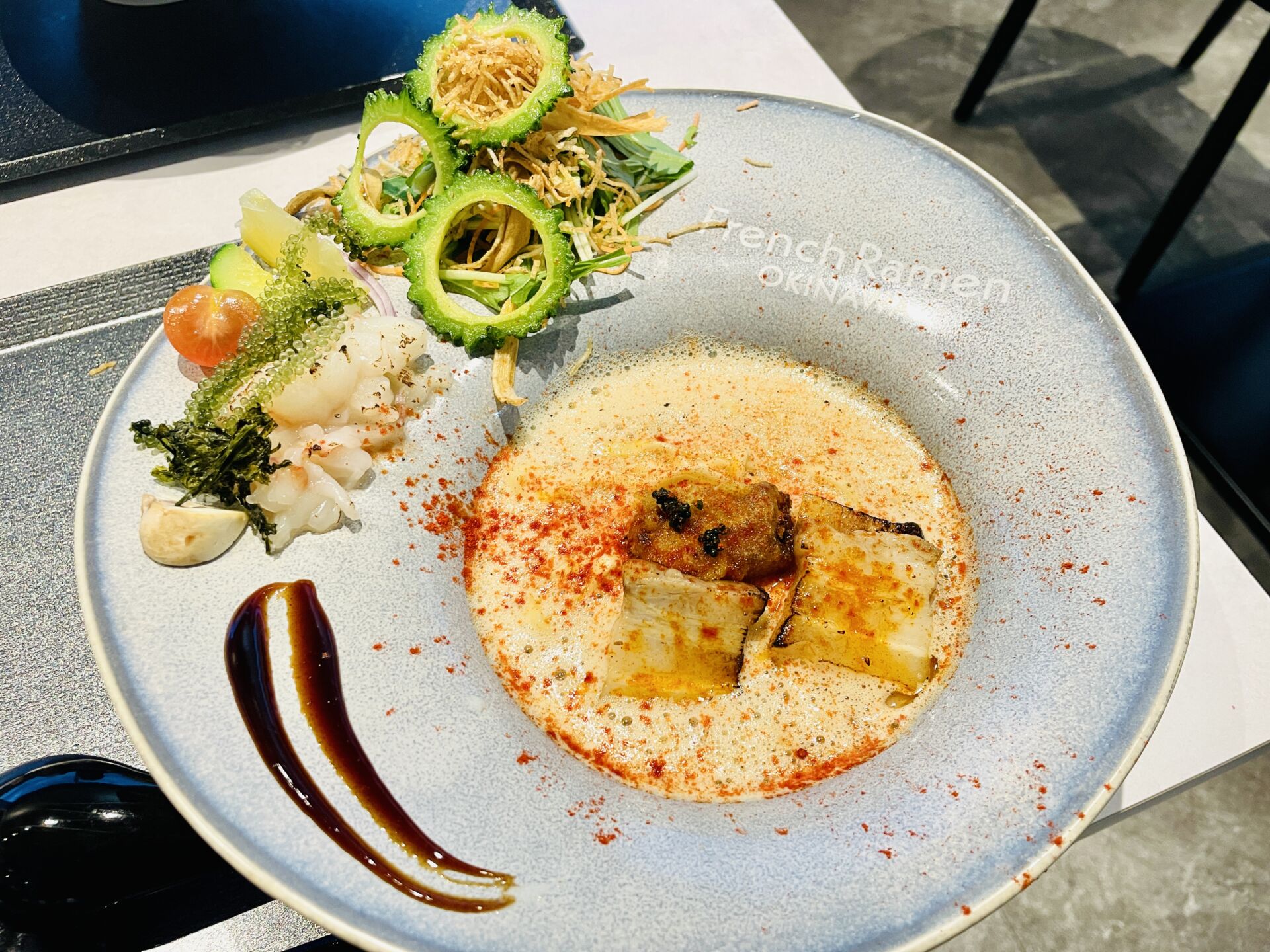 フレンチ+オキナワ 今話題の進化系沖縄そばをレポート：『SALMON NUUDLE 3.0 那覇市首里店』